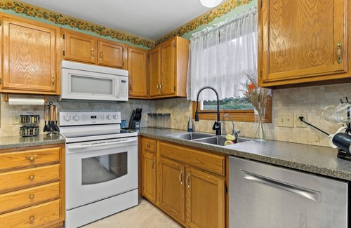 Columbus Haus | Roadmap Lodging: Garden Oasis by Cedarcrest