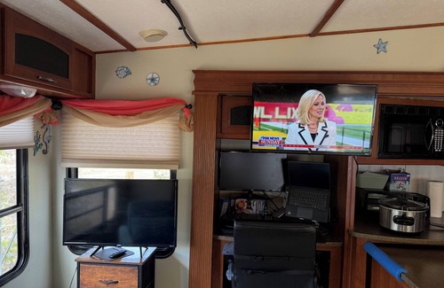 Mayo Haus | Robbins Nest 1 is a cozy RV with 1 bedroom in fantastic Mayo, FL.