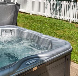 West Dundee Haus | Robin Crest with Hot Tub