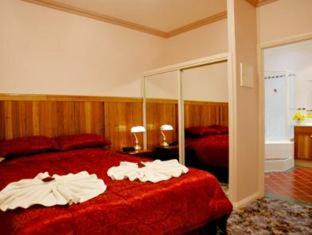 Merimbula Haus | Robyn's Nest Lakeside Resort