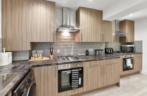 George Green Haus | Rochfords Serviced House with 5 Bedrooms, 4 bathrooms, upto12 beds