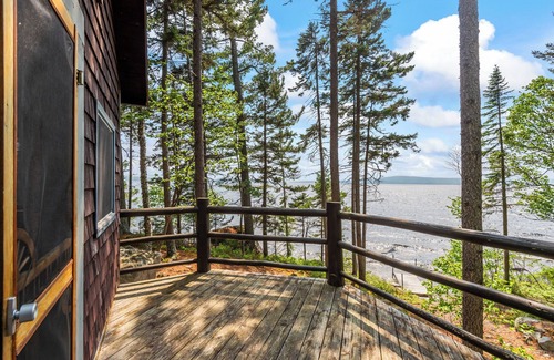 Rangeley Hütte | Rock Camp - Exquisite cottages on Mooselookmeguntic Lake, just featured in Maine Homes magazine