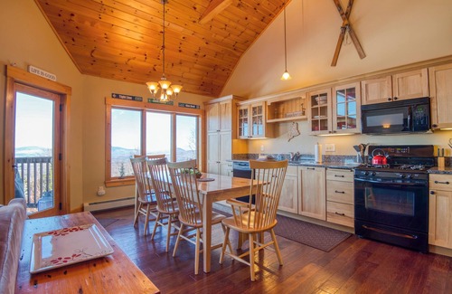 Rangeley Eigentumswohnung | Rock Pond Condo Green Drake 25 - Gorgeous ski in ski out condo on Saddleback Mountain