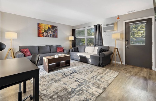 Aurora Eigentumswohnung | Rock&Roll-Theme Apt 65"TV/WiFi/FreeParking/Close to Aurora downtown area