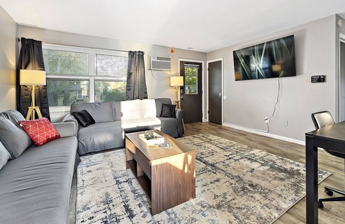 Aurora Eigentumswohnung | Rock&Roll-Theme Apt 65"TV/WiFi/FreeParking/Close to Aurora downtown area