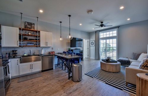 Tuscaloosa Eigentumswohnung | Rock & Roll Tide! Steps away from Amphitheater and downtown!