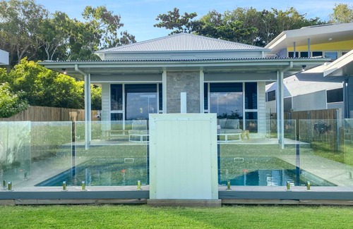 Picnic Bay Villa | Rock Salt Villa 1. Situated on the foreshore at Picnic Bay
