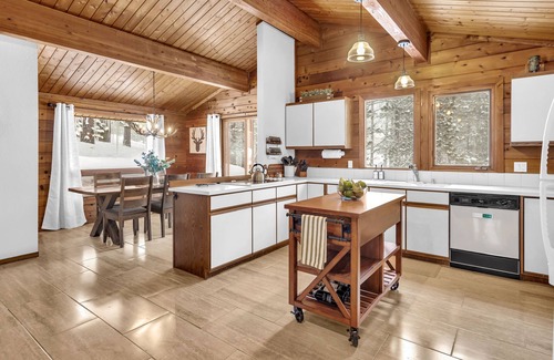 Beckwourth Kabine | Rocky Cliff Retreat at Davis Lake