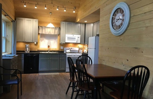 Orland Skihütte | Rocky Haven: Tranquil Lakeside Cottage Near Acadia