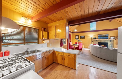 Pine Cove Kabine | Rocky Raccoon: Cabin with Scenic Views and Hot Tub Ideal for a Relaxin