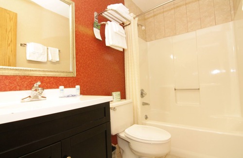 Ronkonkoma Hotel | Rodeway Inn Macarthur Airport