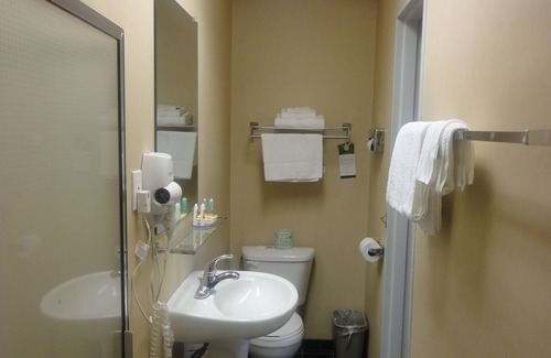 Ronkonkoma Hotel | Rodeway Inn Macarthur Airport