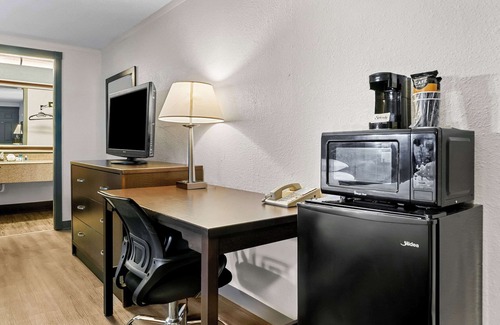 Saginaw Hotel | Rodeway Inn & Suites