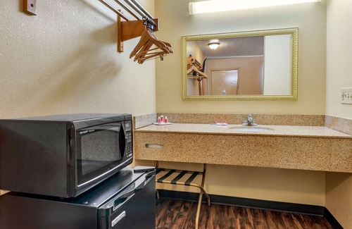 Jeffersonville Hotel | Rodeway Inn