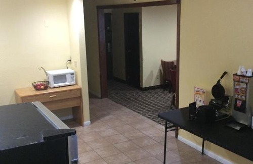 Whitehall Hotel | Rodeway Inn