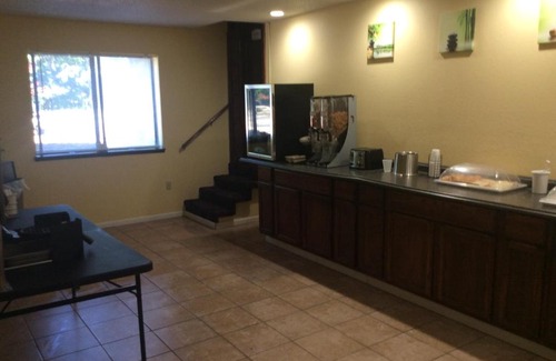 Whitehall Hotel | Rodeway Inn