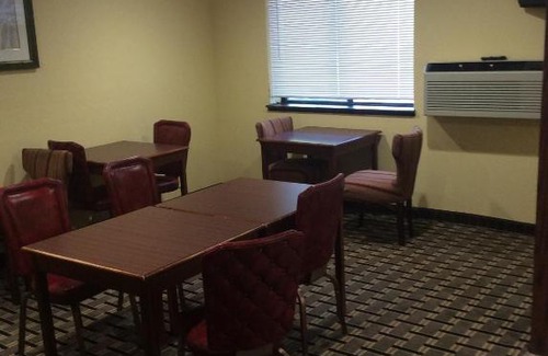 Whitehall Hotel | Rodeway Inn