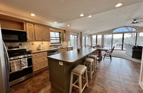 Big Rapids Haus | Rogers Pond & River Retreat | Grand Views | Kayaks