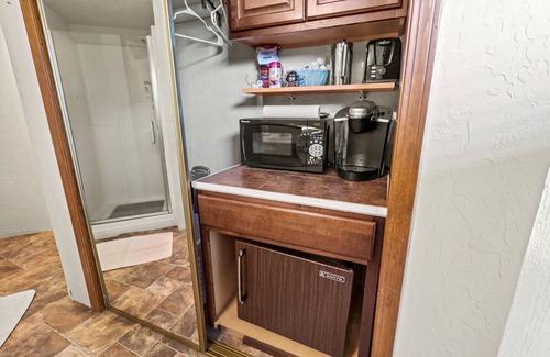 Gold Hill Wohnung | Rogue River Front: privates Deck, Whirlpool, aufregendes Interieur, Flussdock, Spaß!