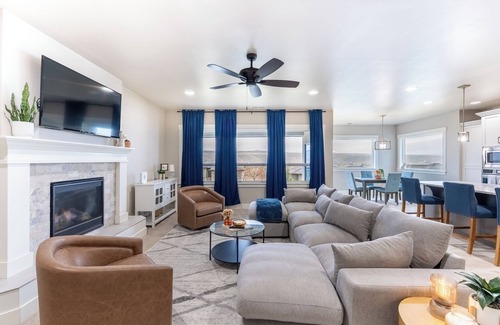 Tri-Cities Haus | Rolling hills + RV parking + Pet Friendly