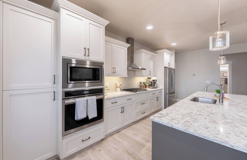 Tri-Cities Haus | Rolling hills + RV parking + Pet Friendly