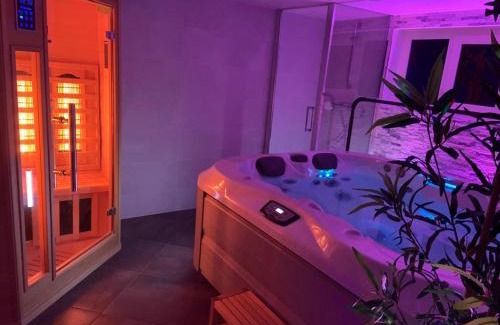 Deuil-la-Barre Wohnung | *Romance Jacuzzi* Appartement Spa pour les amoureux ou les solos