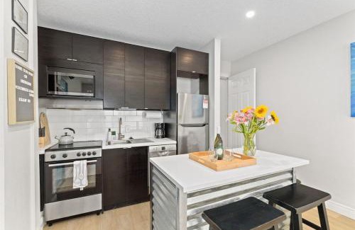 Cocoa Beach Haus | Romantic 1BR Cottage, 1 block from the Beach, 3 min Walk to Downtown