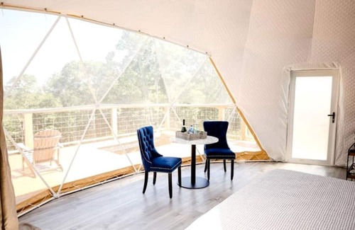 Eureka Springs Kabine | Romantic and Luxurious Glamping Dome in Eureka Springs, Equipped with an Indoor Hot Tub Perfect for a Weekend of Relaxation