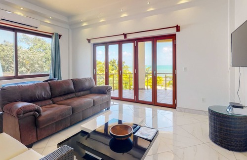 Surfside Eigentumswohnung | Romantisches Apartment mit Meerblick, Zugang zum Strand und Gemeinschaftspool.