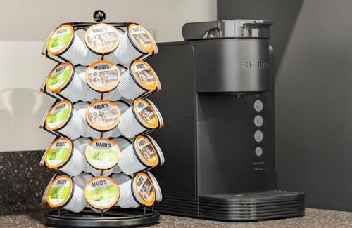 Berlin Wohnung | Romantic Getaway with Private Patio and Hot Tub on Main Street - Maple Suite