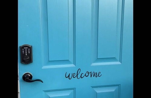 St. Joseph Wohnung | Romantic king suite located 15 minutes from U of I