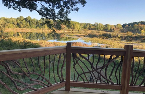 Jones Hütte | Lakeshore luxury treehouse: beautiful views, solitude, lake & fiber-optic WiFi