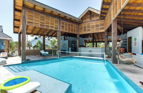 Placencia Haus | Romantic Oceanfront Bungalow with King Bed & Dual Rain Showers