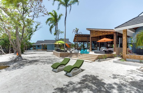 Placencia Haus | Romantic Oceanfront Bungalow with King Bed & Dual Rain Showers
