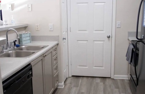 Church Street Wohnung | Romantic Room in ATL Free WIFI; FREE NETFLIX