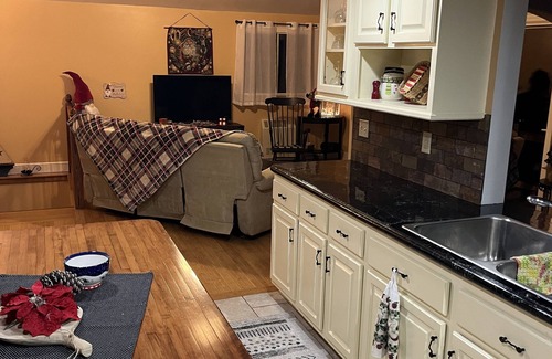 Canaan Skihütte | Romantic waterfront chalet with jacquizzi tub.