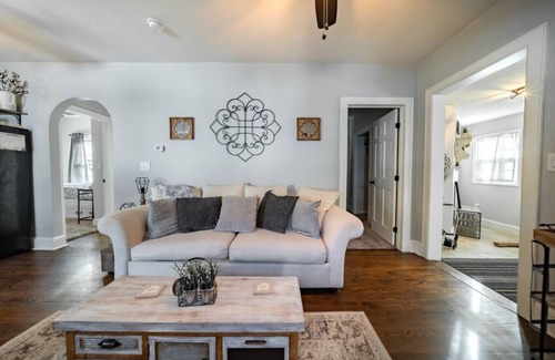 Barberton Haus | Romantic West Side Cottage, Barberton / Akron