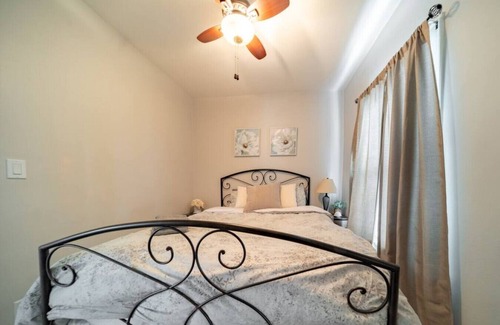 Barberton Haus | Romantic West Side Cottage, Barberton / Akron