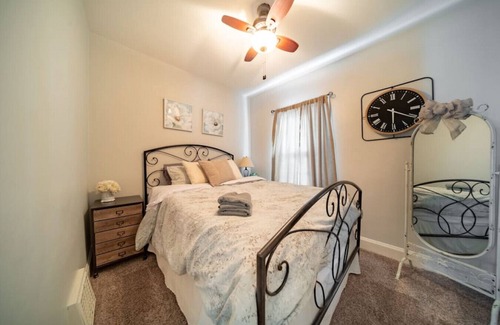 Barberton Haus | Romantic West Side Cottage, Barberton / Akron