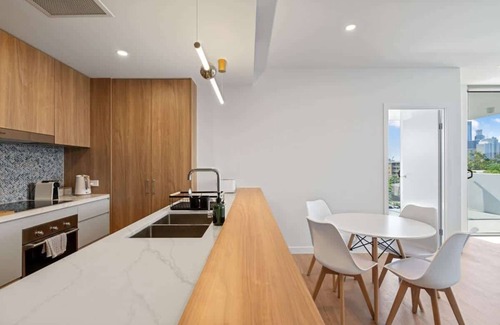 Kangaroo Point Wohnung | The Roocrest - Kangaroo Point Brand New LUX 2BR *Parking/Netflix*