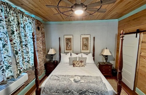 Carthage Hotel | Room 5 (sleeps 2) at Chipley's Squareview Inn