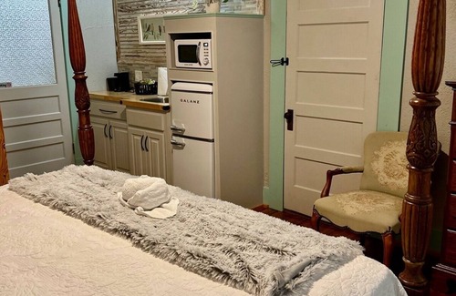 Carthage Hotel | Room 5 (sleeps 2) at Chipley's Squareview Inn