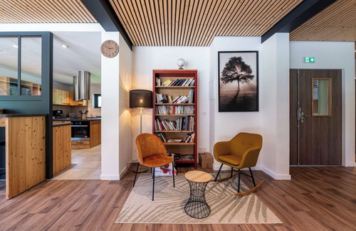 Faverges-Seythenex Wohnung | Zimmer 'Chambre A' mit Bergblick, privater Terrasse und Wi-Fi