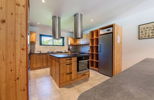Faverges-Seythenex Wohnung | Zimmer 'Chambre A' mit Bergblick, privater Terrasse und Wi-Fi