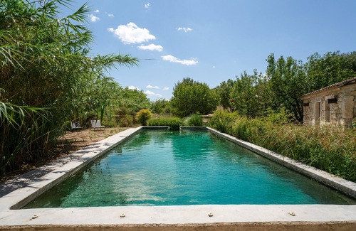 Solerieux Wohnung | Room 'Fuschia' with Shared Pool, Wi-Fi and Air Conditioning