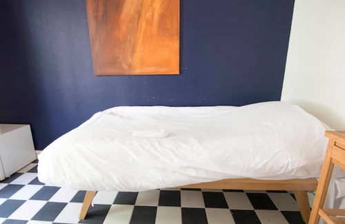 Quartier des Grandes-Carrieres Hotel | Zimmer mit Dusche und getiltem WC in Montmartre