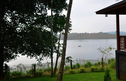 Vazhavatta Haus | Room-lakerose Wayanad Resort - Water Fro