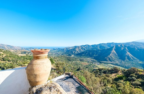 Motta Camastra Wohnung | Room 'Lemon' with Mountain View, Shared Pool and Shared Terrace