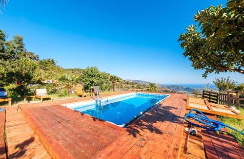Motta Camastra Wohnung | Room 'Lemon' with Mountain View, Shared Pool and Shared Terrace