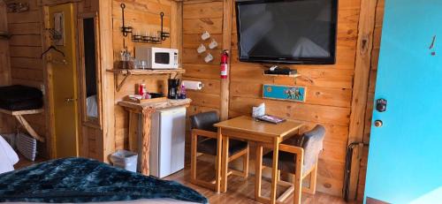 Cedaredge Kabine | Room with 1 King bed and 1 Queen bed at the Cedaredge Lodge